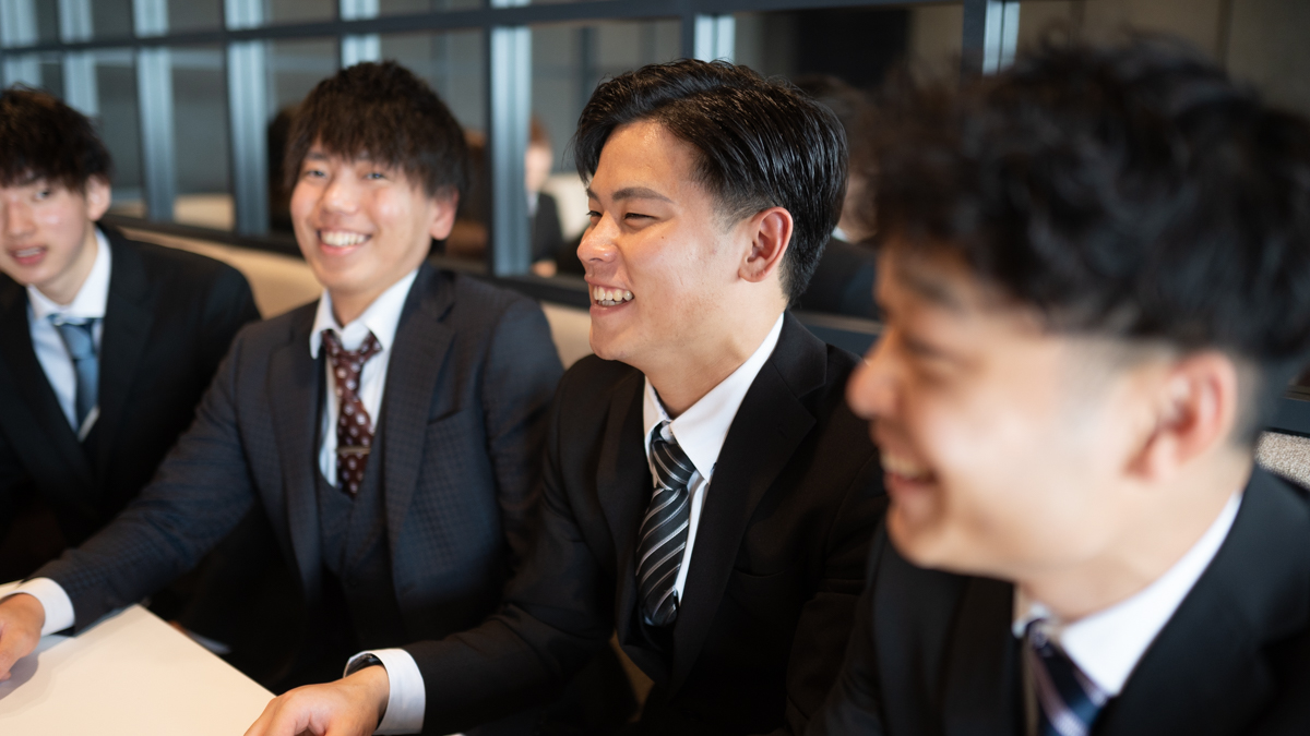 社員が話し合っている画像
